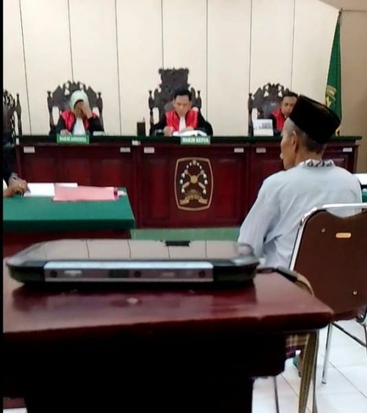 Hamim terdakwa kasus sewa sawah saat sidang di Pengadilan Negeri Kediri. (Ist) 