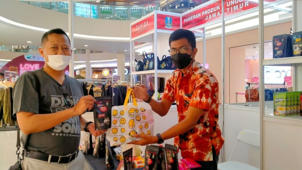 Hans Wijaya melayani Sudarmaji saat pameran di Mall Ciputra, Cibubur. (Ist) 