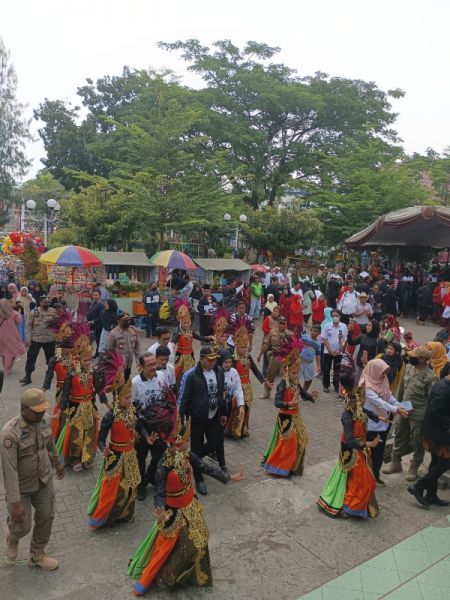 Bupati Sampang, Slamet Junaedi saat menghadiri kegiatan gati Guru Nasional didampingi Kadindik Sampang.(ist) 