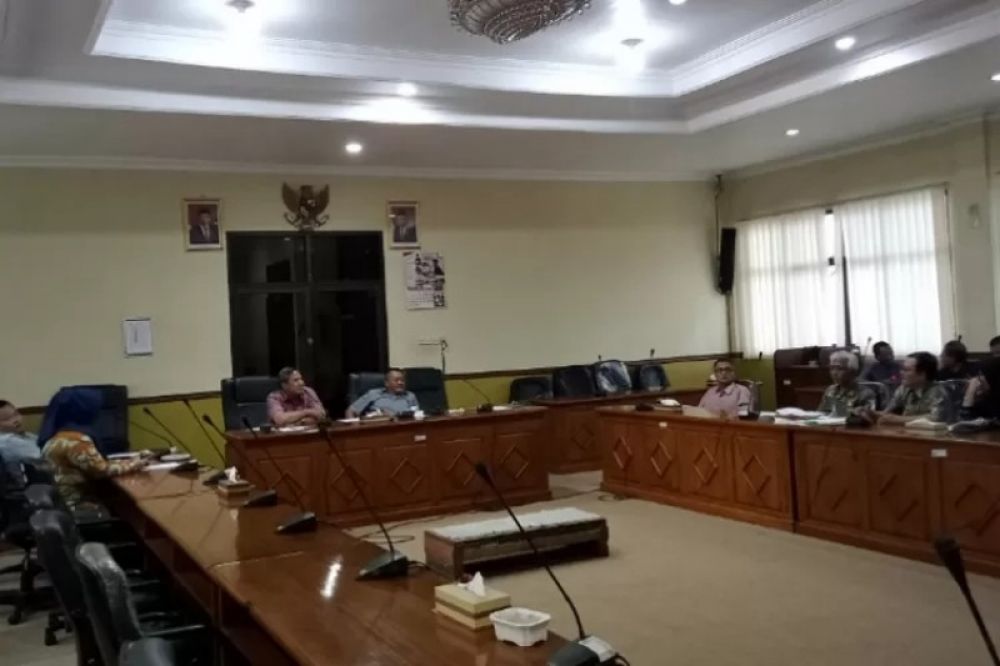 Warga Perumahan Masangan Wetan mengadu ke DPRD Sidoarjo. Tampak ketua komisi C Suyarno memfasilitasi pertemuan dengan pengembang perumahan dengan warga melalui hearing. (Ist) 
