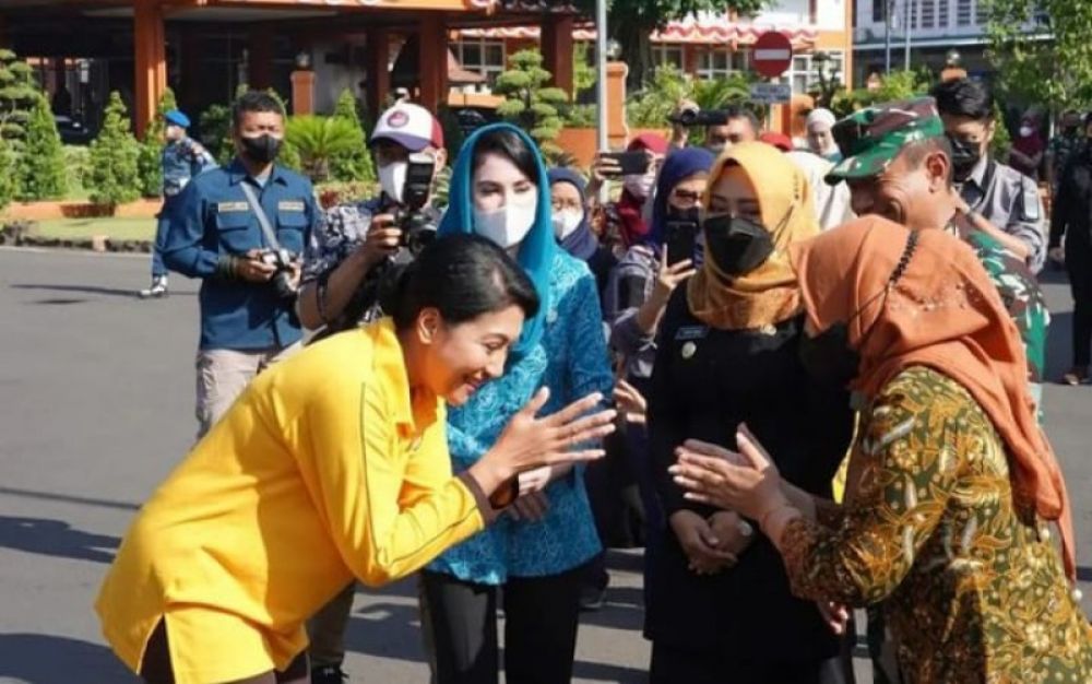 Hetty Andika Perkass didampingi Arumi Bahsin dan Bupati Mojokerto Ikfina Fahmawati saat melakukan road show percepatan stunting di Kabupaten Mojokerto. (Ist) 