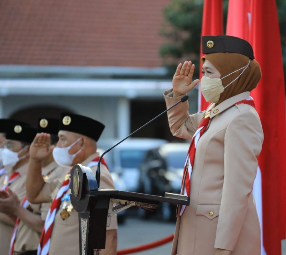 Gubernur Khofifah saat memimpin upacara pelepasan Jambore Nasional di gedung negara Grahadi Surabaya. (Ist) 