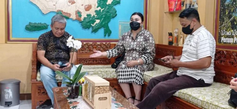 Anggota DPRD provinsi Jatim Hari Putri Lestari SH MSi atau yang biasa dipanggil HPL bersama Banggar dari Fraksi PDI Perjuangan berkunjung dan menemui Kepala Perhutani Jember berserta jajarannya. (Ist) 