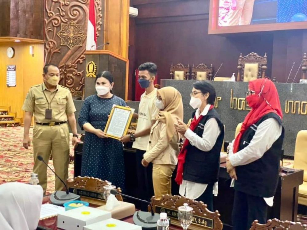 Anggota DPRD Provinsi Jatim Hari Putri Lestari, SH ,MH, (HPL) menerima kehadiran delegasi BKKS (Badan Koordinasi Kegiatan Kesejahteraan Sosial) Jawa Timur di ruang Paripurna DPRD provinsi Jatim. (Ist) 