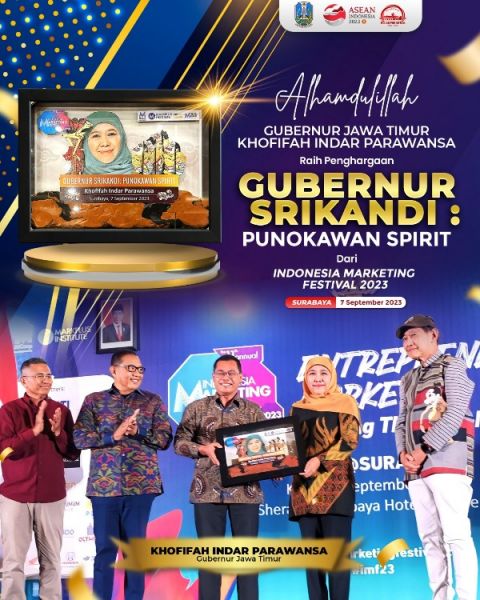Gubernur Khofifah raih penghargaan Srikandi Punokawan Spirit. (Ist) 