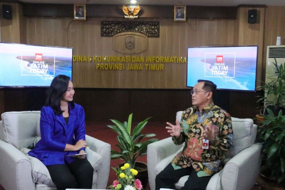 Kadiskominfo Jatim, Hudiyono saat sosialisasi melalui dialog dengan salah seorang reporter. (Ist) 