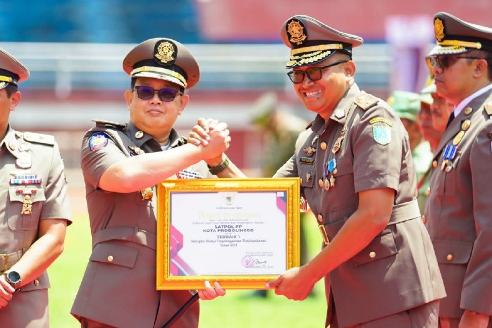 Pj Gubernur Adhy menyerahkan penghargaan. (Ist) 