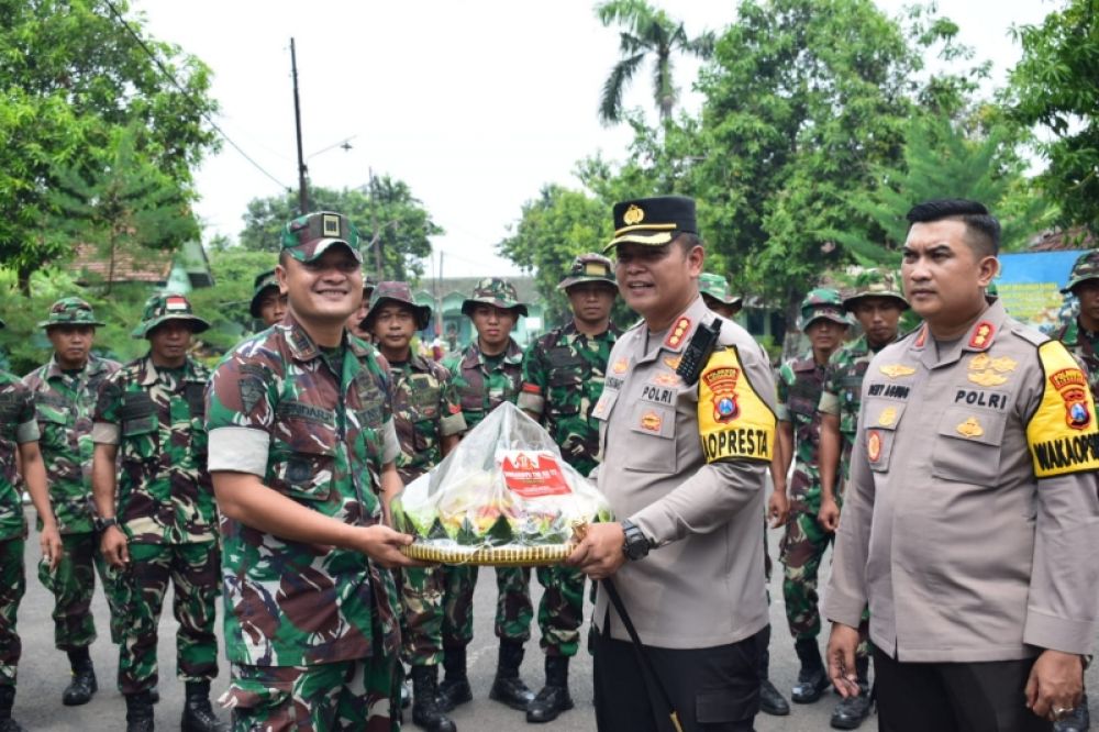 Kapolresta Sidoarjo Kombes Pol Kusumo Wahyu Bintoro beri kejutan berikan tumpeng kepada Komandan Kompi Kavaleri 3 Sumput Kapten Afraizal. (Ist) 