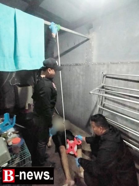 Unit identifikasi Polresta Banyuwangi sedang melakukan olah tempat kejadian perkara (TKP) di dekat Jasad korban. (irw) 