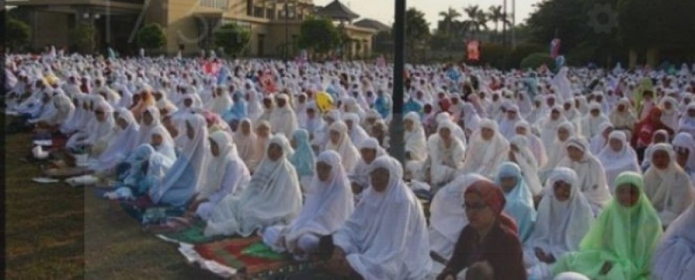 Para jamaah sholat Idul Fitri 1443 H di lapangan SMA Muhammdiyah Sidoarjo. Ist) 