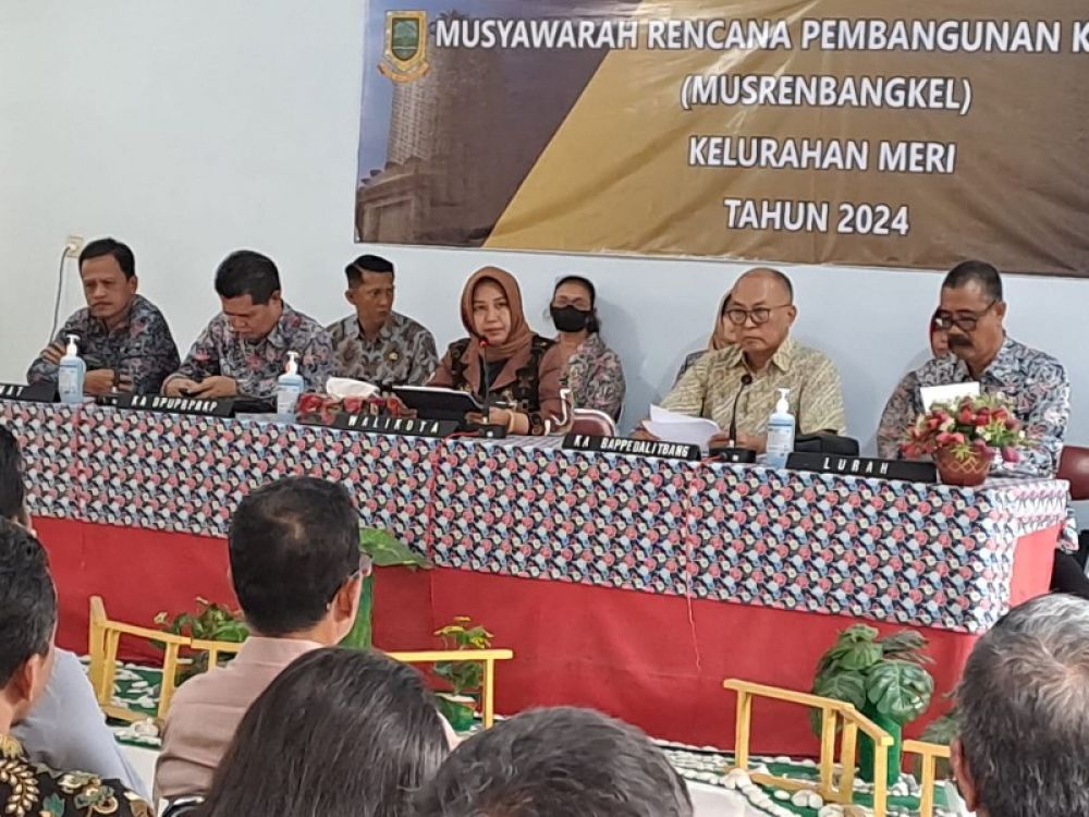 Wali Kota Mojokerto, Ika Puspitasari didampingi Ketua Bappedalitbang Agung Moelyono, Kadis DPUPR Mashudi, camat Kranggan Suharno dan lurah Meri Gesmanto. (foto: eko /B-news.id)