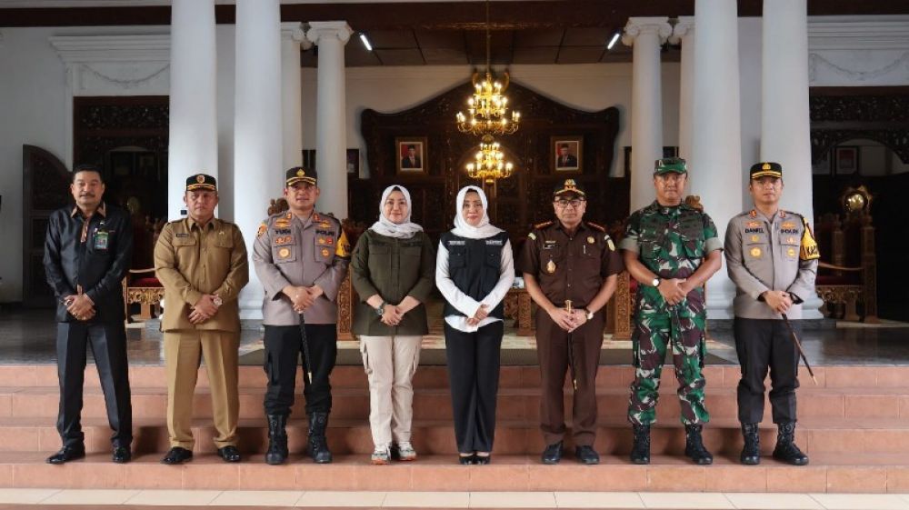 Bupati Mojokerto Ikfina Fahmawati didampingi jajaran Forkopimda Kabupaten Mojokerto dan Sekretaris Daerah Kabupaten Mojokerto Teguh Gunarko sebelum meninjau sejumlah PPS. (ist)