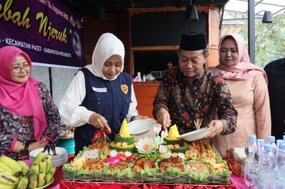 Bupati Mojokerto Ikfina Fahmawati saat meresmikan destinasi wisata alam Lembah Njeruk, Pacet Mojokerto. (Ist) 