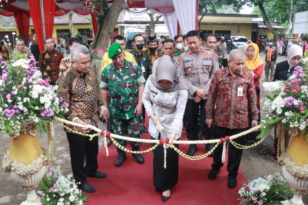 Bupati Mojokerto, Ikfina Fahmawati secara simbolis menggunting untaian bunga melati sebagai tanda diresmikannya 2 unit sekolah baru. (Ist) 