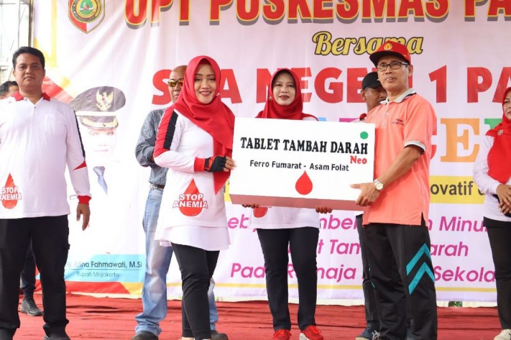 Pemberian simbolis Tablet Tambah Darah(TTD) oleh bupati Ikfina kepada Kepala Sekolah SMAN 1 Pacet. (Ist) 
