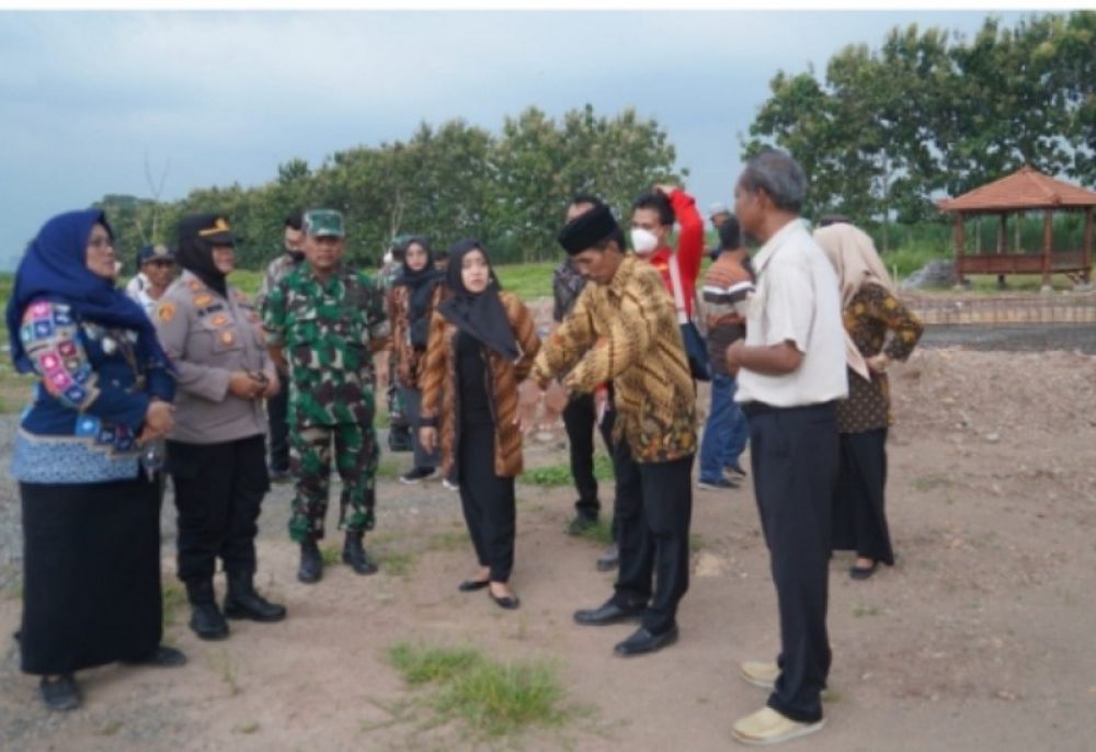 Bupati Mojokerto Ikfiina Fahmawati meninjau lokasi pembangunan RTH didampingi beberapa OPD terkait. (Ist) 