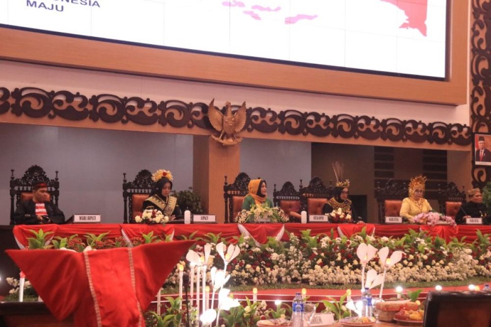 Bupati Ikfina didampingi Wakil Bupati Muhammad Al Barra, jajaran Pimpinan DPRD Kabupaten Mojokerto. (ist)