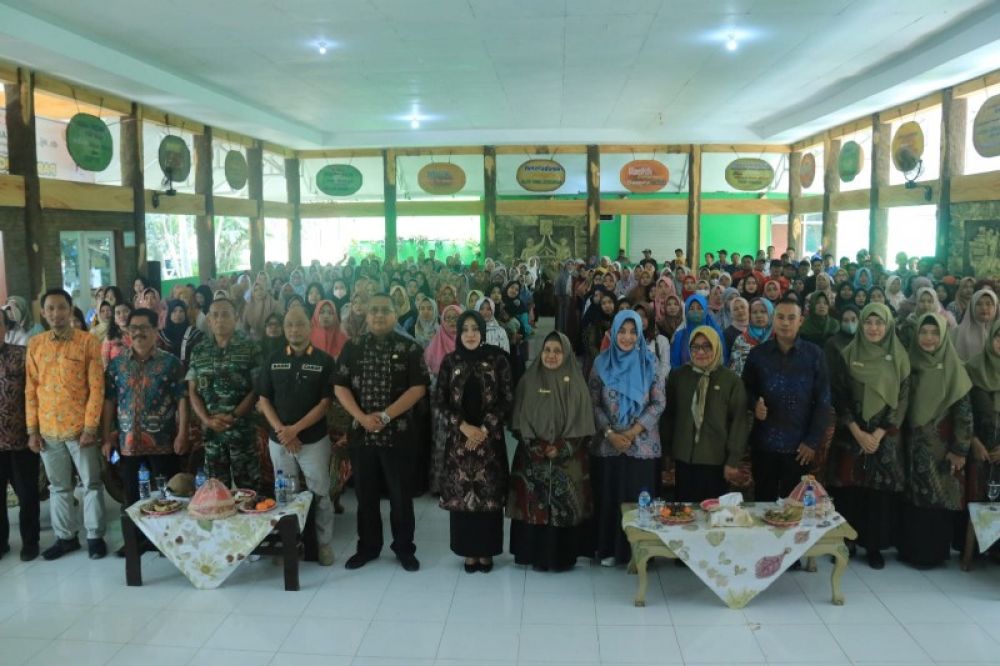 Bupati Ikfina foto bersama dengan para Wali murid SMPN 1 didampingi Kadis Pendidikan Kabupaten Mojokerto dan Forkopimcam Dlanggu. (ist)