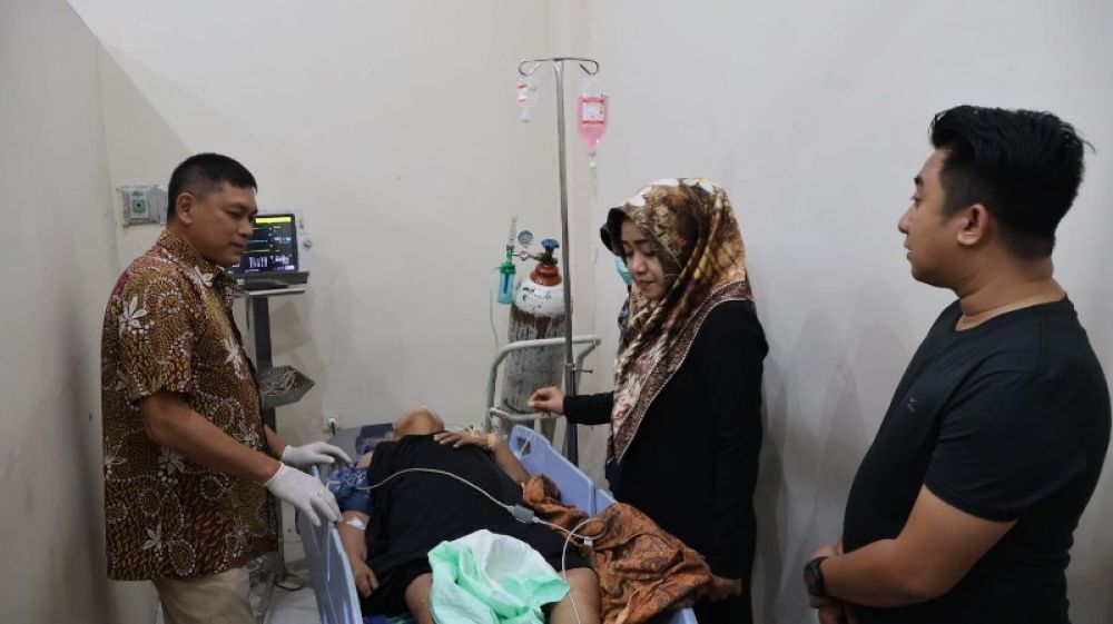 Bupati nenjenguk dan berempati sama korban akibat tertimpa pohon tumbang. (ist)