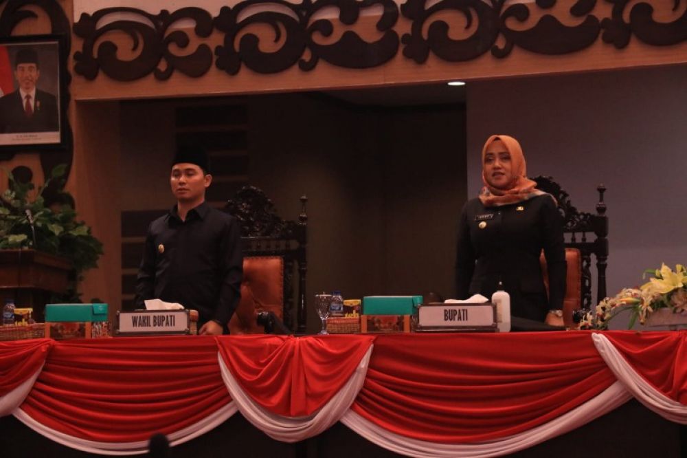 Bupati Ikfina bersama Wakil Bupati Mojokerto Muhammad Al Barra dalam rapat paripurna DPRD Kabupaten Mojokerto. (ist)