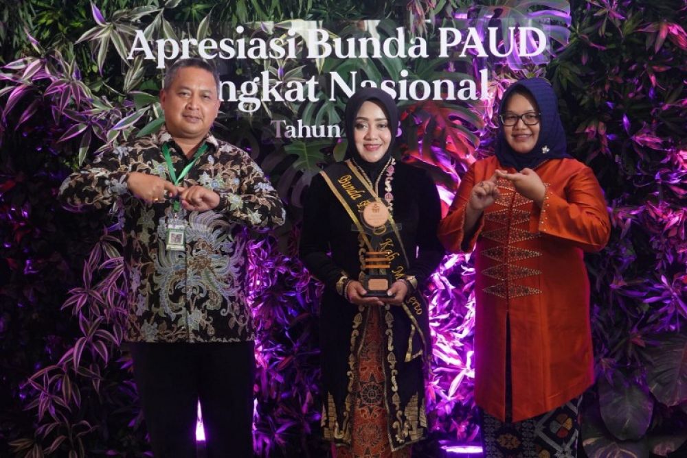 Bupati Ikfina, Bunda PAUD Kabupaten Mojokerto menerima penghargaan Apresiasi Bunda PAUD Tingkat Nasional Kategori Wiyata Darma Pratama. (ist)