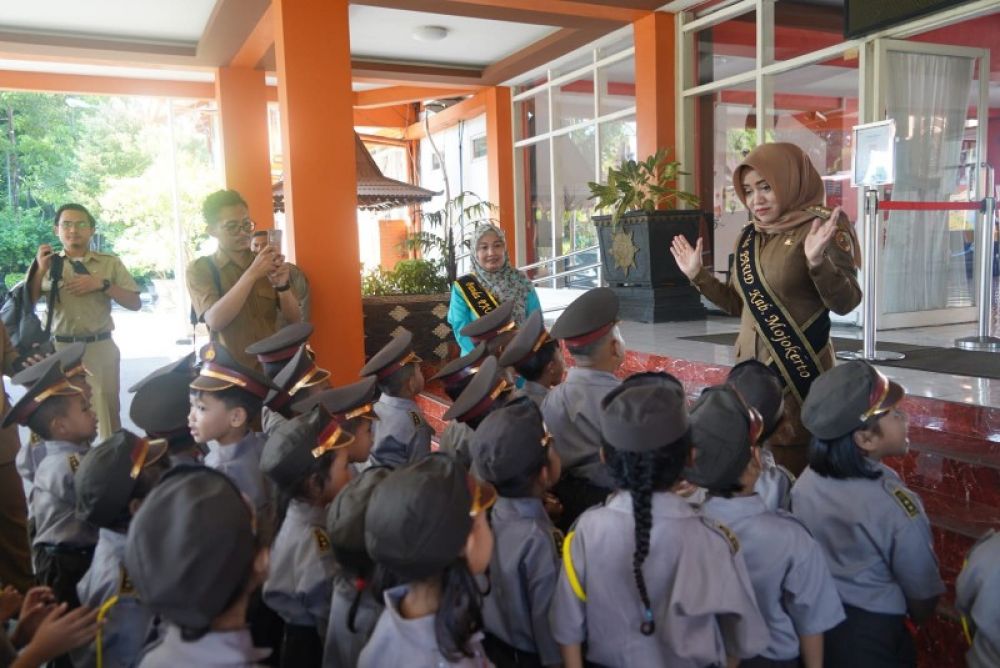 Bupati Ikfina menerima kunjungan anak-anak TK Dharma Wanita Desa Kalikatir Kecamatan Gondang. (ist)