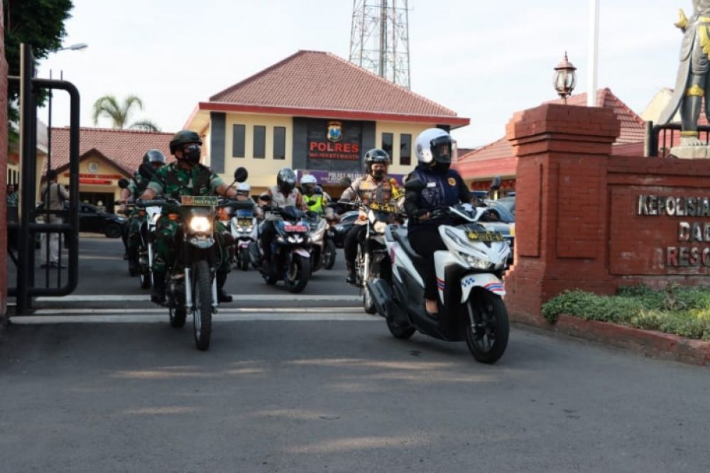 Bupati Mojokerto Ikfina Fahmawati berpotroli pakai sepeda motor bersama Dandim dan Kapolres Mojokerto cek kesiapan Pilkades di 67 TPS. (Ist) 