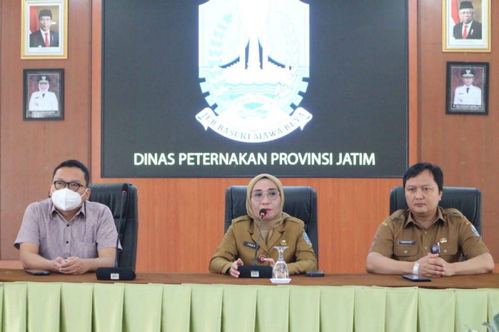 Kepala Dinas Peternakan (Disnak) Jatim Indyah Aryani dalam suatu kesempatan memimpin rakoor percepatan pengendalian PMK. (Ist) 