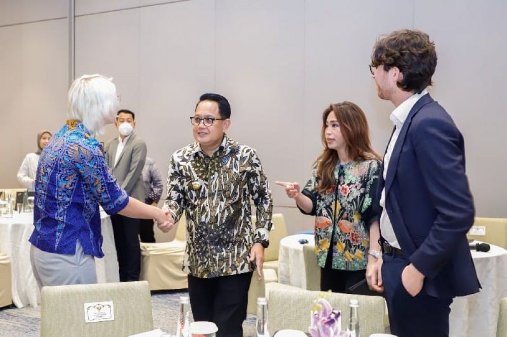 Pj Gubernur Adhy menerima kunjungan investor asing. (Ist) 