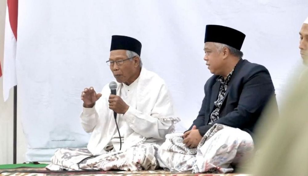 Ketua umum DPW PKS Jatim Irwan Setiawan mendampingi Pengurus Pusat Jam’iyah Thoriqoh Sathoriyah An Nadhliyah Indonesia KH Muhammad Sofyan Al Mursyid. (Ist) 