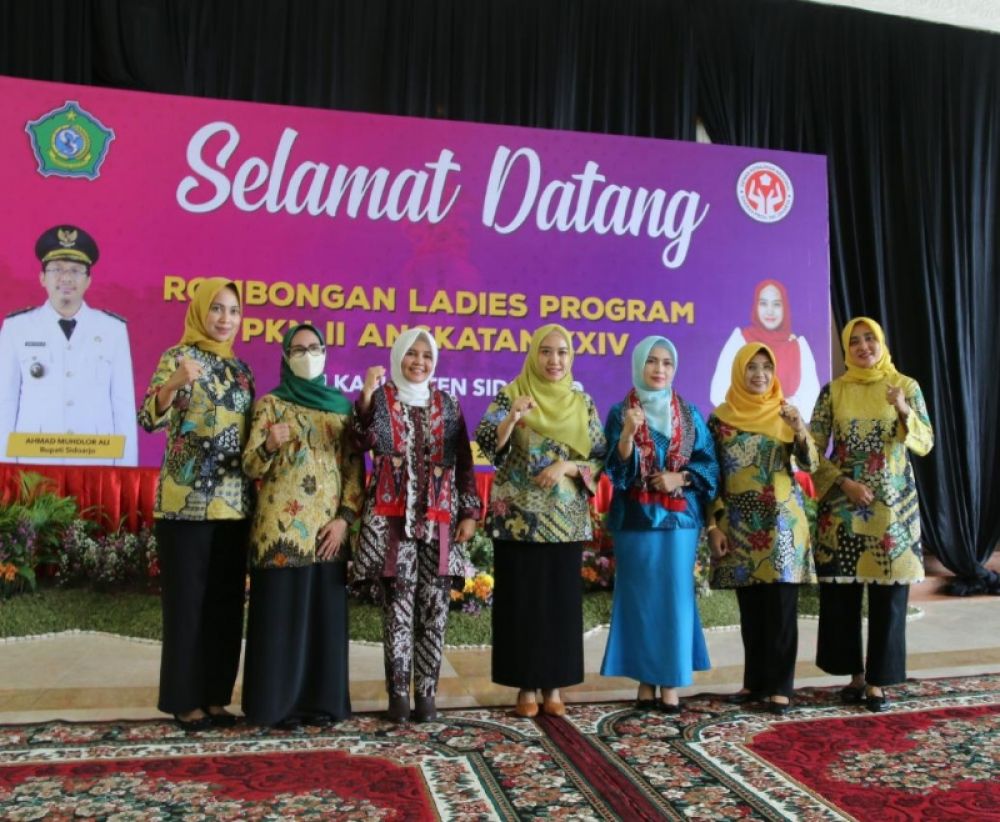 Ketua Dekranasda Sidoarjo, Ning Shasa bersama peserta PKN saat dikenalkan produk IKM Sidoarjo. (Ist) 