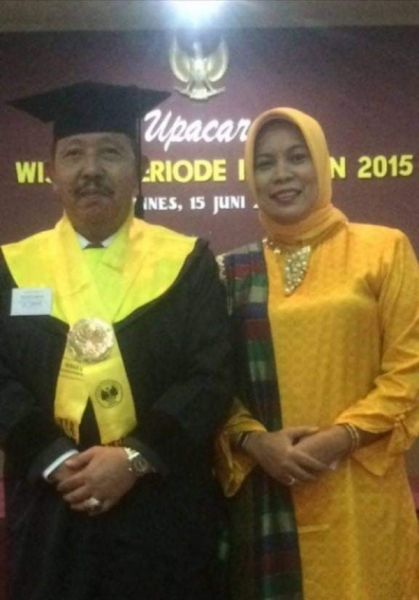 Mayjen TNI (Purn) DR Istu Hari Subagio, SE, MM bersama istri. (Ist) 