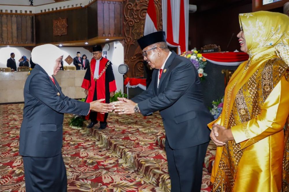 Gubernur Khofifah berikan ucapan selamat kepada Mayjen TNI (Purn) Istu Hari Subagio usai dilantik sebagai Pimpinan DPRD Jatim. (Ist) 