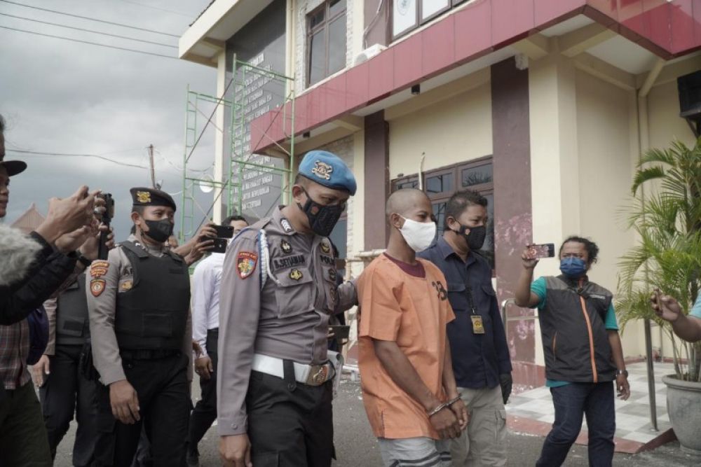 Petugas Polres Probolinggo menggelandang pria yang diduga melakukan perusakan isu santet. (Ist) 