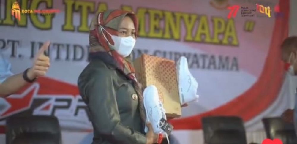 Wali Kota Mojokerto Ika Puspitasari saat berkunjung dan menyapa karyawsn pabrik sepatu di Mojokerto. (Ist) 