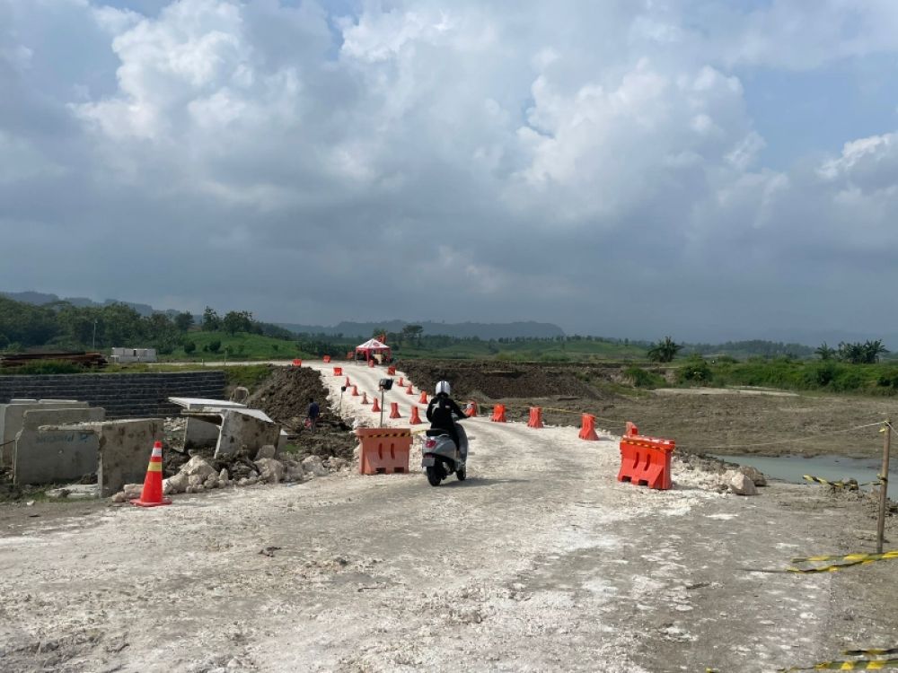 Hasil koordinasi Dishub dengan para stakeholder yang membidangi, serta pihak kontraktor akhirnya jalan tersebut dibuka kembali dengan tonase maksimal yang diperbolehkan melintas. (Ist) 