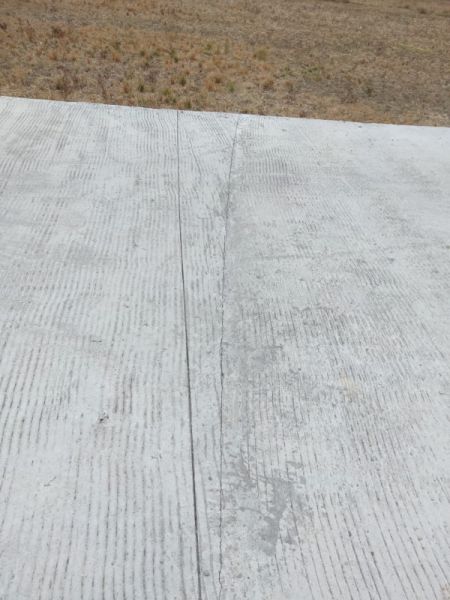 Kondisi jalan rabat beton di Desa Aeng Sareh- Desa Panyerangan dengan nilai proyek Rp 199,1 juta sudah mengalami retak rambut. (Ist) 