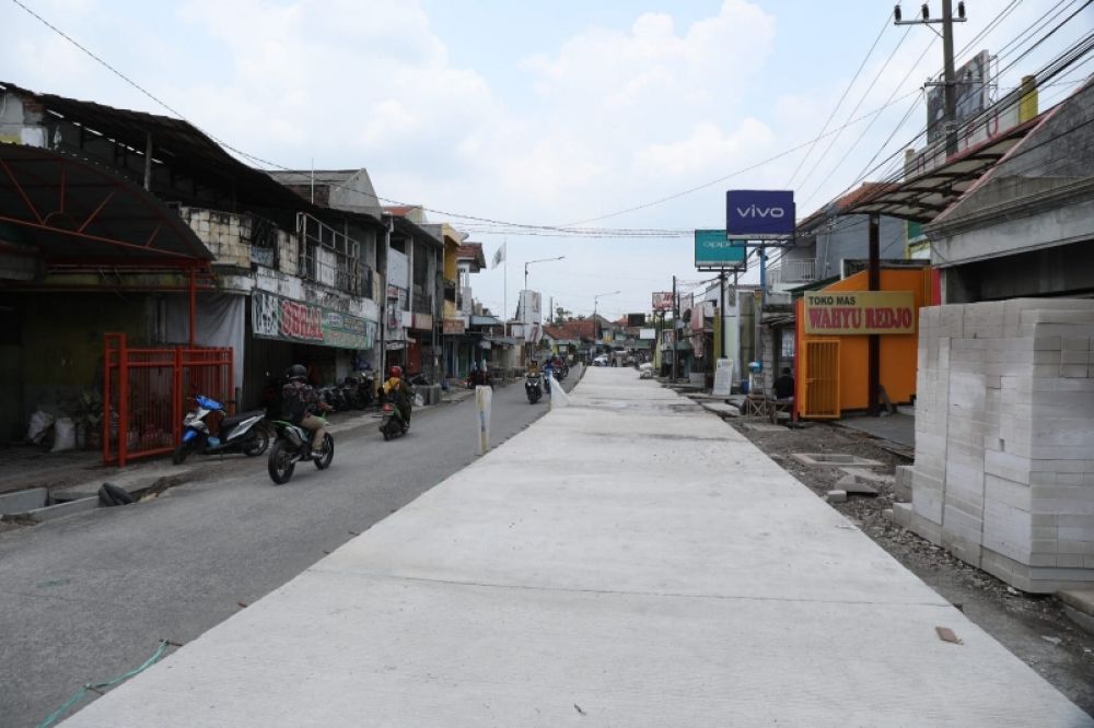 Salah satu proyek jalan beton yang sudah rampung membuat aktivitas warga meningkatkan. (Ist) 