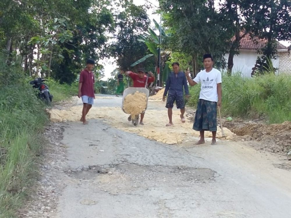 Warga Desa Benjer Sokah melakukan swadaya menguruk jalan rusak untuk nengantisipasi dan meminimalisr terjadinya kecelakaan. (Ist) 