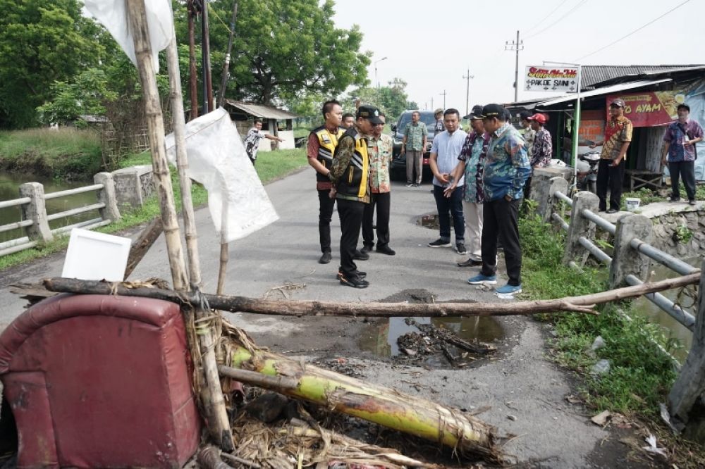 Wakil Bupati Sidoarjo, H Subandi bersama Kadis PU BMSDA beserta Kades Prasung saat sidak jembatan jebol di Desa Prasung Buduran Sidoarjo agar segera diperbaiki. (ist) 