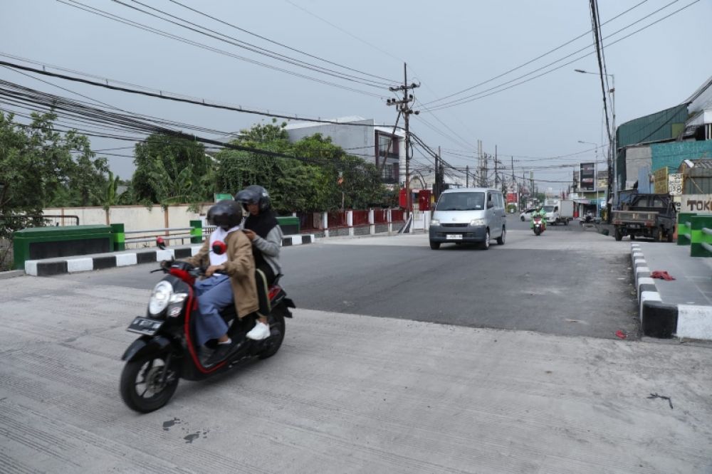 Suasana jembatan Kali Cantel Sedati sudah bisa dilalui kendaraan umum setelah resmi dibuka pagi tadi. (Ist) 