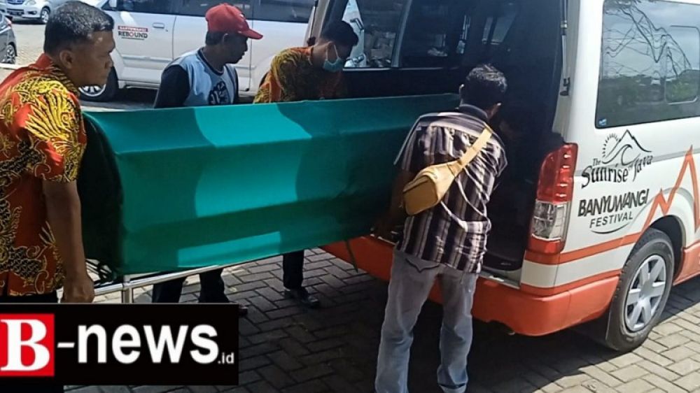 Jenazah M.Ridwan (52) Pasien tidak mampu yang meninggal dunia setelah sempat 5 hari mendapat perawatan di RSUD Genteng, pagi itu juga berangkat menuju tanah kelahiran Kota Jember tanpa dipungut biaya sepeserpun, Sabtu (16/09/2023) pagi. (Irw) 