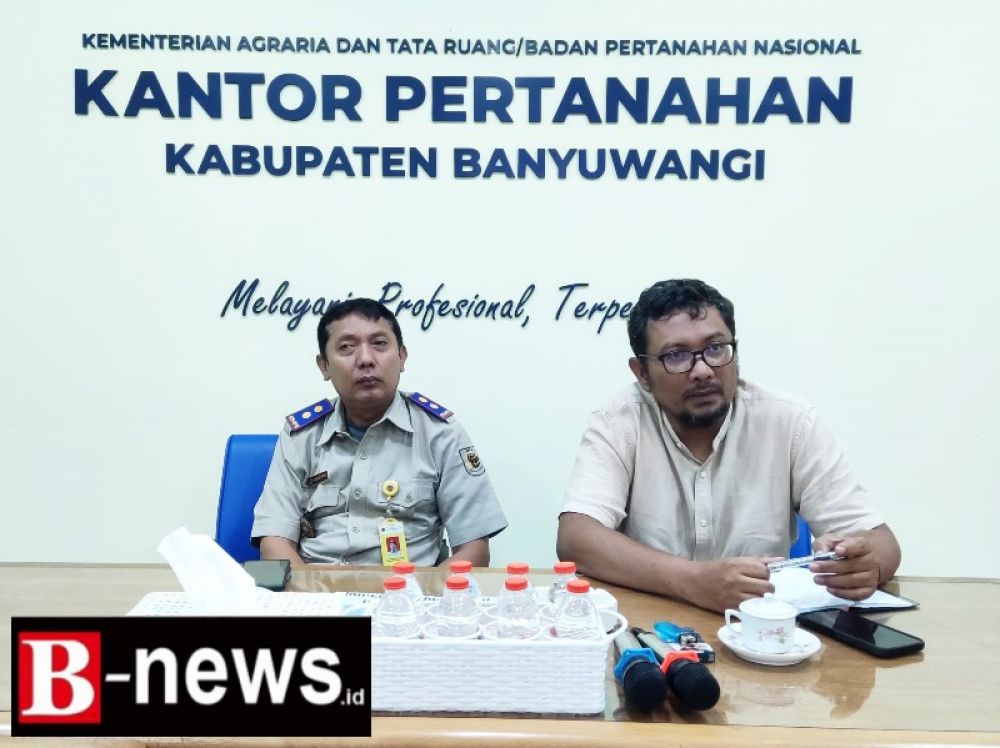 Ketua DPRD Kabupaten Banyuwangi, I Made Cahyana Negara, S.E., dan Kepala Kantah Banyuwangi, Machfoed Effendi, A.Ptnh., saat memimpin rapat lintas sektoral membahas nasib warga pesisir Desa Ketapang, Senin (30/10/2023) siang. (Irw) 