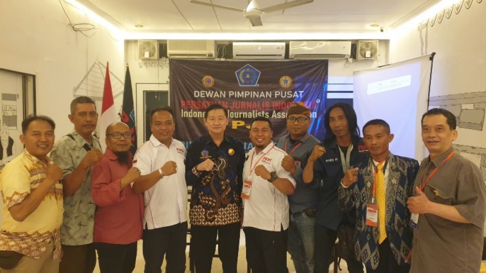 Ketua PJI Hartanto Boechori beserta peserta usai diklat jurnalistik. (Ist) 