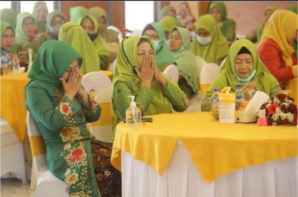 Wali Kota Mojokerto Ika Puspitasari (Ning Ita) (kiri) saat bersama pengurus Muslimat NU saat istighosah. (Ist) 