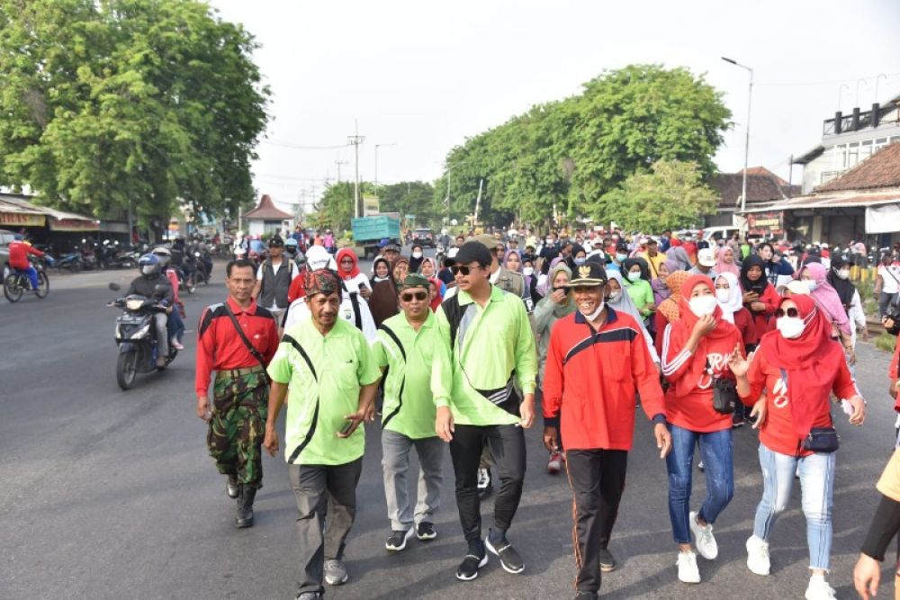 Bupati Sidoarjo Muhdlor Ali didampingi Camat Tanggulangin Sabino saat mengikuti jalan sehat bersama warga Tanggulangin. (Ist) 