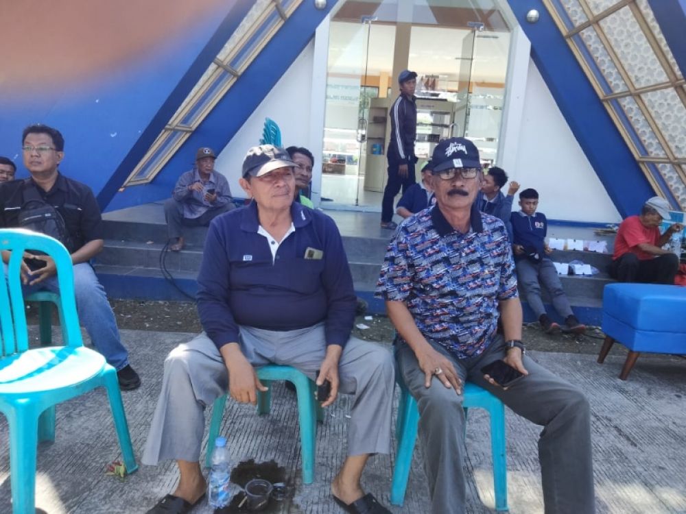 Ketua panitia H Jamad dan H Tohir lomba Seni Suara Ayam Bekisar dan Ayam Buras Tingkat Nasional. (Ist) 