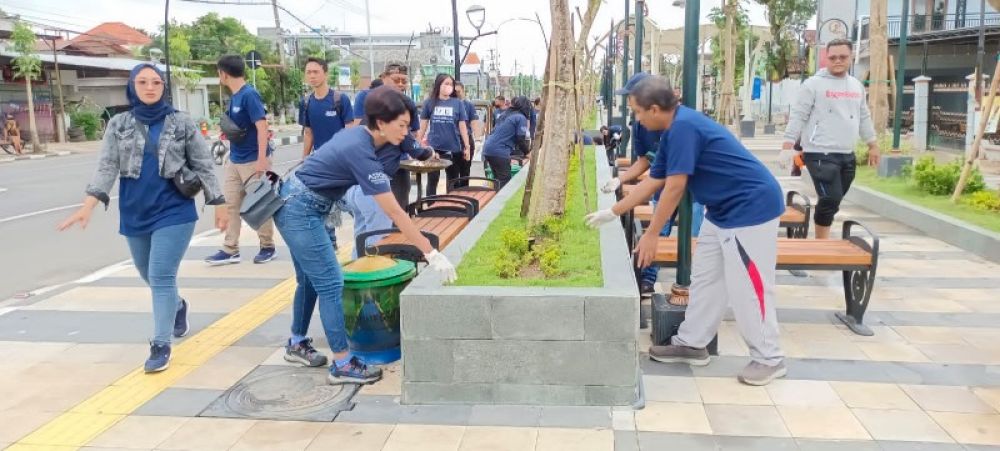 Pengurus Jaringan Media Siber Indonesia (JMSI) Bojonegoro menggandeng hotel Aston melakukan kegiatan bersih-bersih memungut puntung rokok dan sampah di kawasan jalan Thamrin Bojonegoro. (Ist) 
