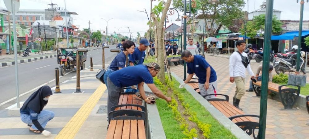 Pengurus Jaringan Media Siber Indonesia (JMSI) Bojonegoro melakukan kegiatan jumputan puntung rokok dan sampah di kawasan jalan Thamrin. (Ist) 