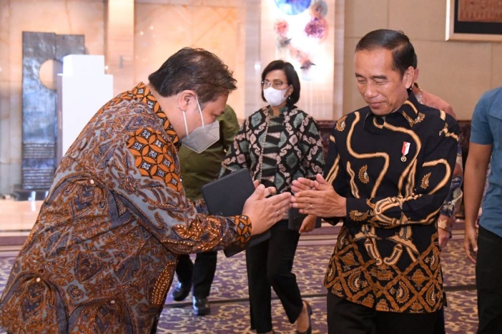 Presiden Joko Widodo usai acara dengan Menko Perekonomian Airlangaa Hartarto dan Menkeu Sri Mulyani. (Ist) 
